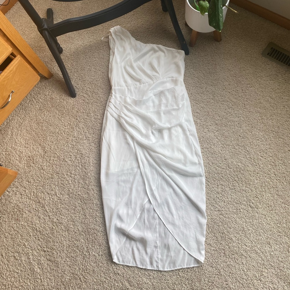 DO+BE Chic White One-Shoulder Dress
